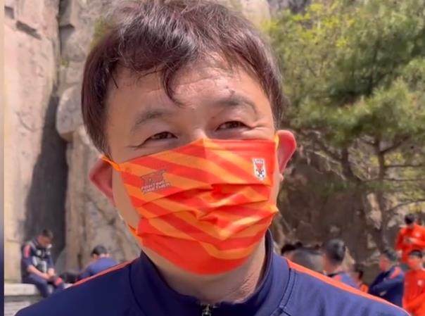 必赢体育-泰山队登山祈福方昊率先登顶 郝伟：把联赛完成好