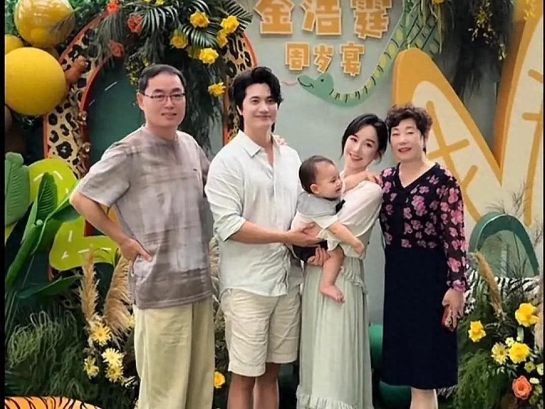 Bwin-张檬儿子周岁宴排面拉满,爸爸全程温柔抱哄,被全家宠成小宝贝